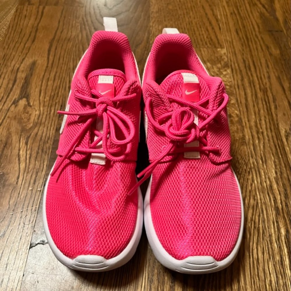 Nike Kids Roshe One Pink/White 749422-611 (SIZE: 1Y)